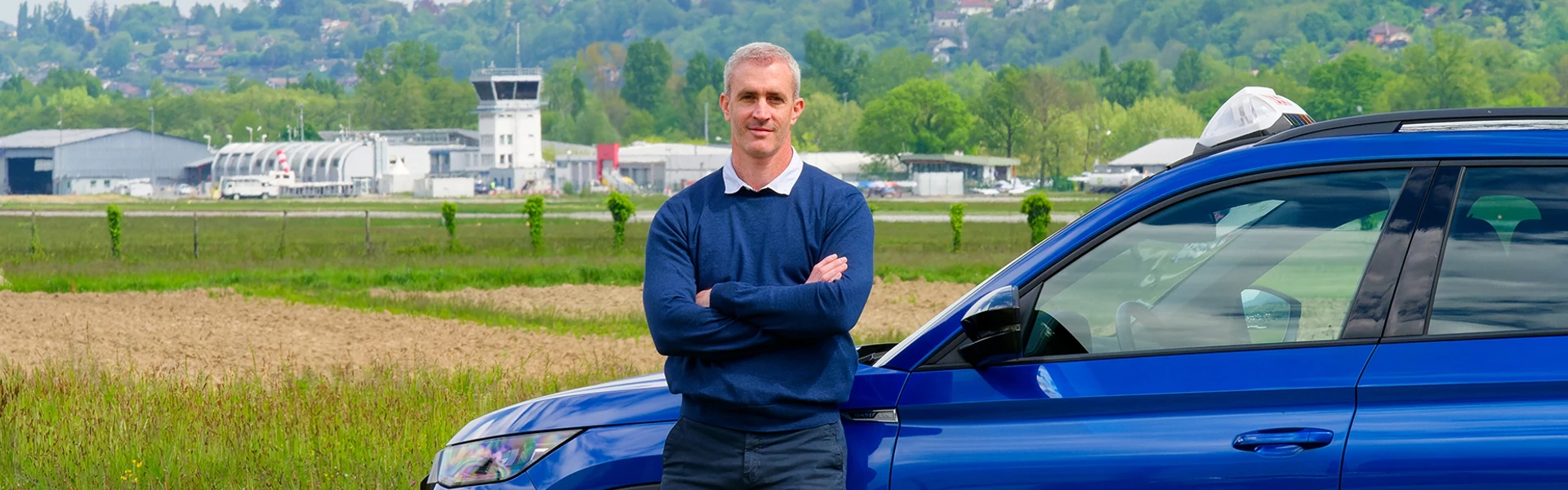 Chauffeur de taxi stationné devant l'aéroport de Chambéry