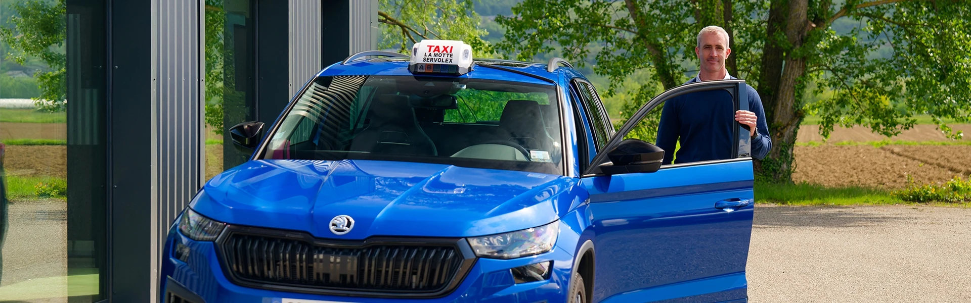 Un chauffeur de taxi attend son client pour effectuer un trajet